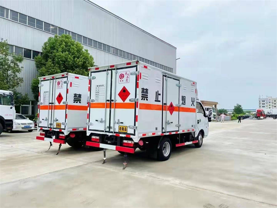 3米4东风途逸（蓝牌）气体厢式运输车
