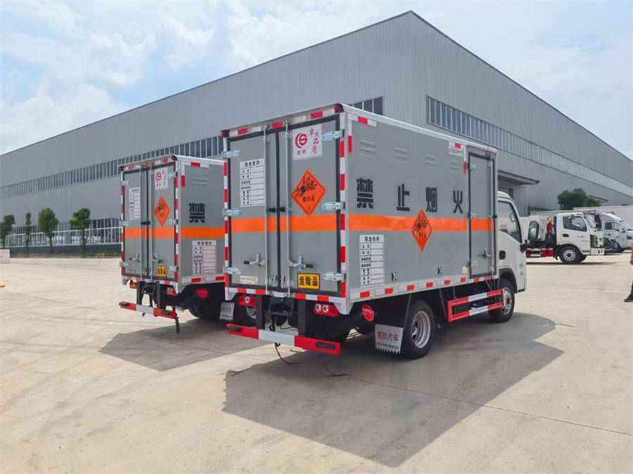 3米4跃进（蓝牌）爆破器材运输车
