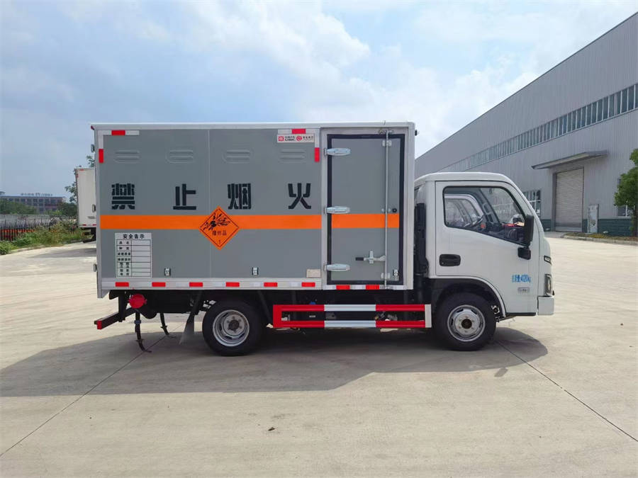 3米4跃进（蓝牌）爆破器材运输车