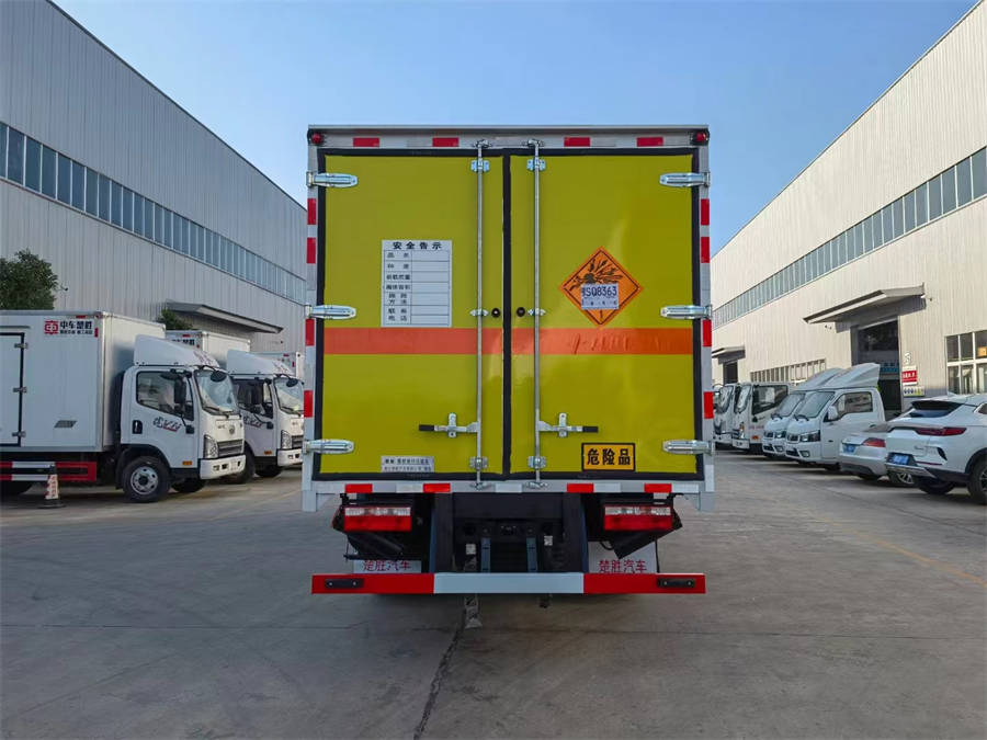 5米2东风多利卡D7爆破器材运输车