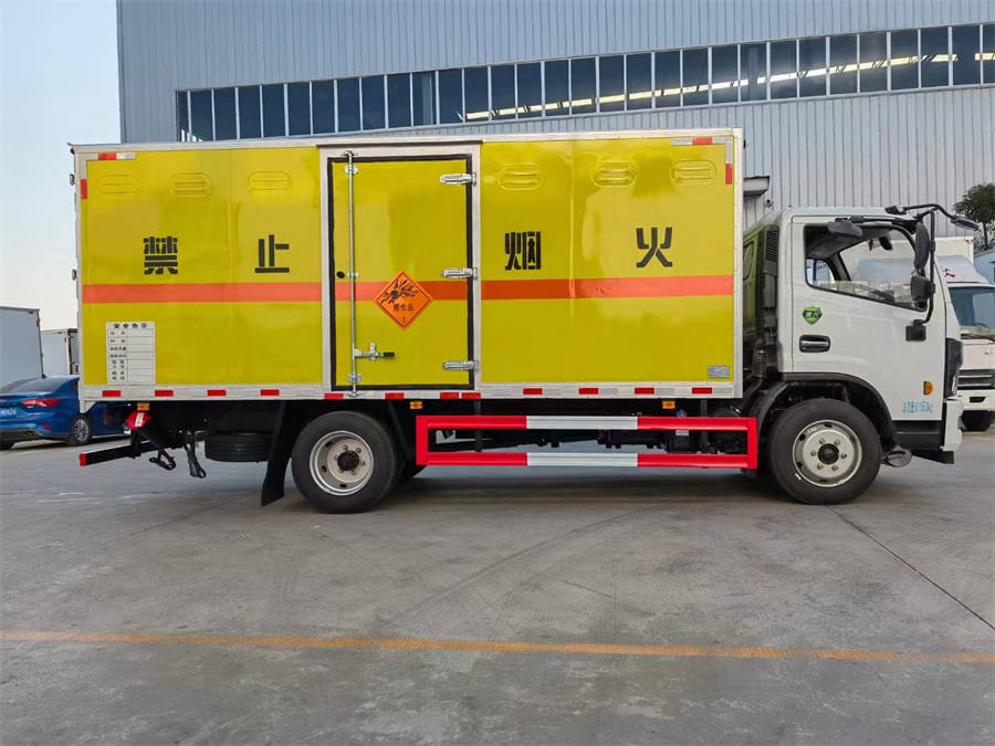 5米2东风多利卡D7爆破器材运输车