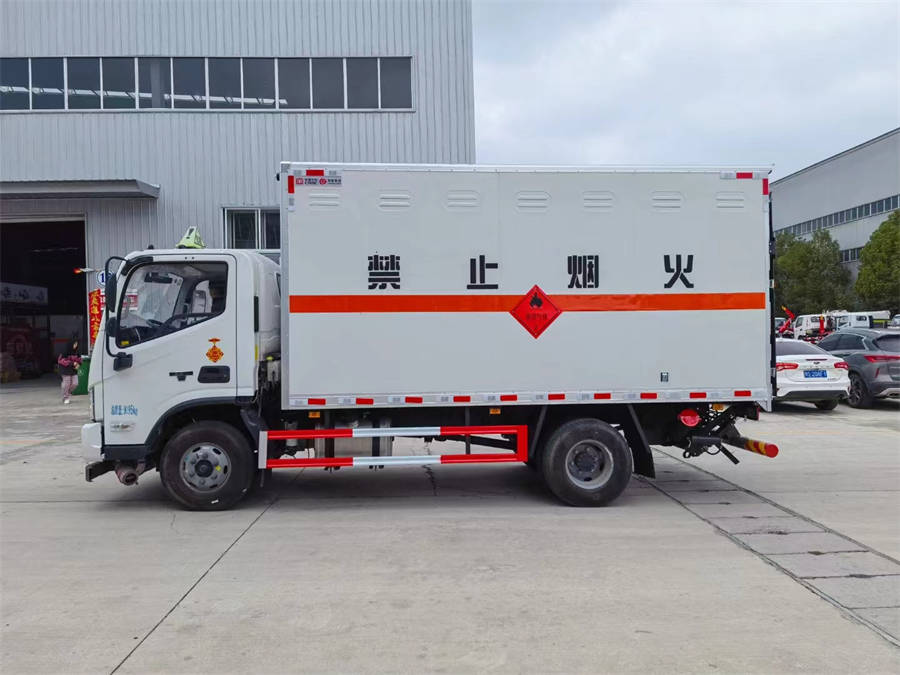 5米2福田欧马可易燃液体厢式运输车