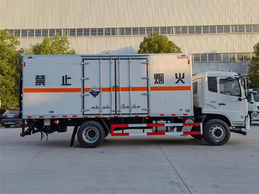 6米8东风天锦易燃液体厢式运输车