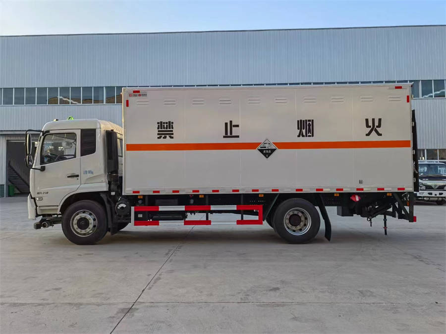 6米8东风天锦易燃液体厢式运输车