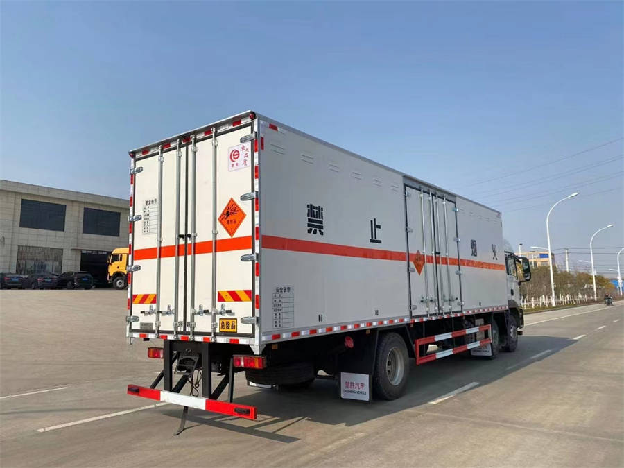 9米6重汽汕德卡易燃液体厢式运输车