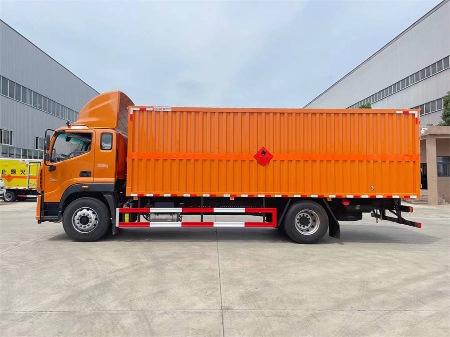 6米8福田欧航易燃液体厢式运输车