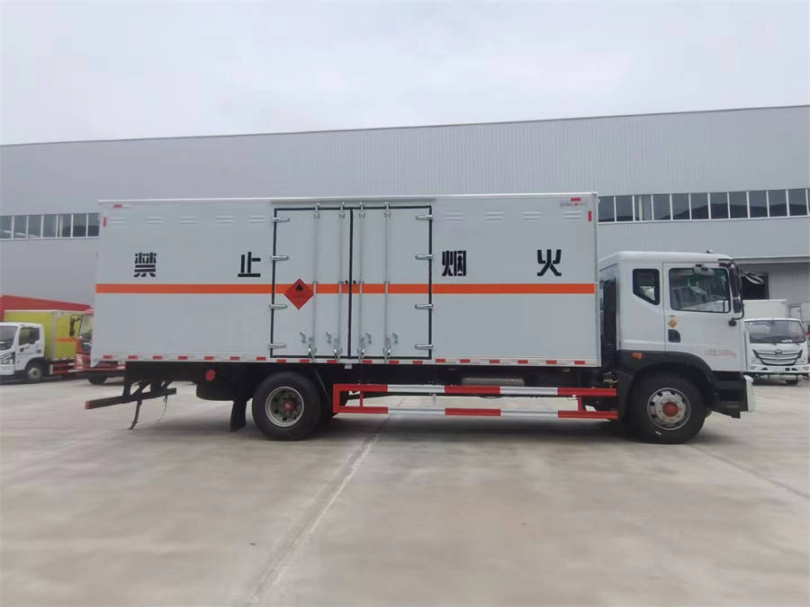 6米8多利卡D9易燃液体厢式运输车
